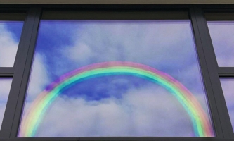 Regenbogen an einem Fenster des Don Bosco Hauses in Stams 