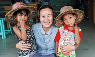 Schwester mit zwei Kindern im Kindergarten der Don Bosco Schwestern in Myanmar 