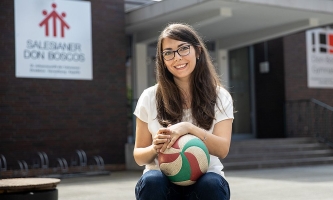 Anna Menge mit Volleyball vor dem Don Bosco Gymnasium im Essen 