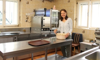 Gudrun Prackwieser in der Küche des Hauses der Don Bosco Schwestern in Stams 