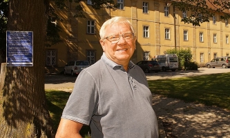 Martin Dollacker auf dem Parkplatz vor dem Kloster Ensdorf 