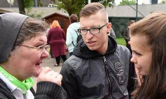 Schwester Lydia Kaps im Gespräch mit Jugendlichen im Don Bosco Zentrum Magdeburg 