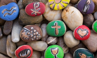 Mit christlichen Symbolen bemalte Steine