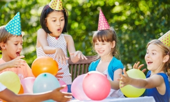Kinder mit Luftballons 