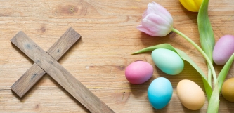 Holzkreuz, Ostereier und Tulpen 