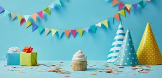 Papphütchen, Geschenke, Muffin und Girlande 
