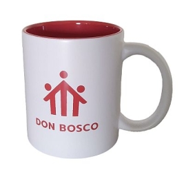Weiße Tasse mit rotem Don Bosco Logo und roter Innenseite
