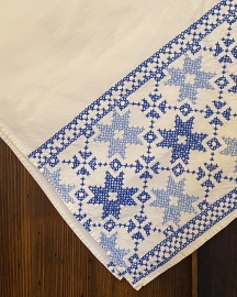 Teil einer Tischdecke mit blauem Kreuzstichmuster